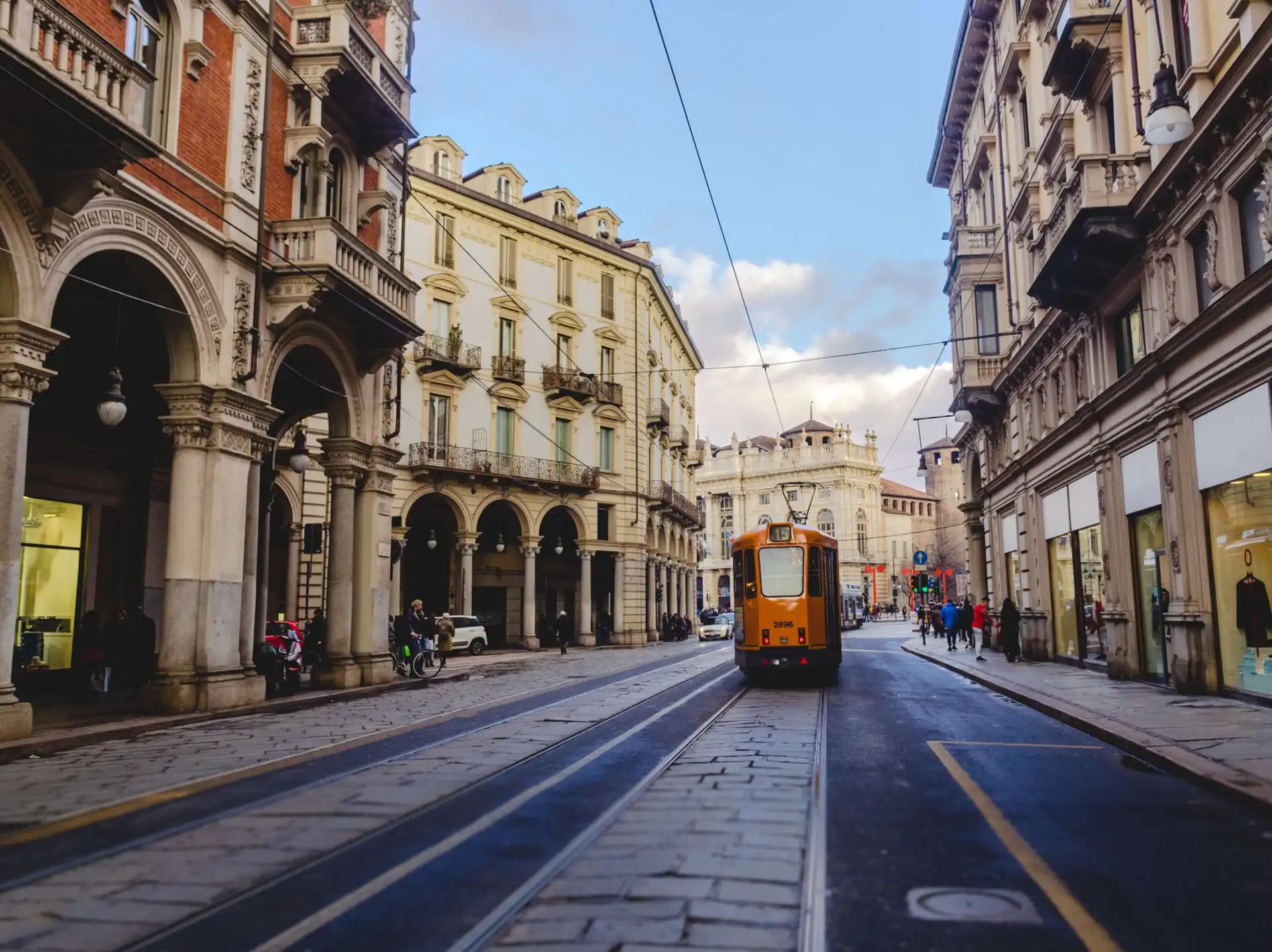 イタリア北部トリノの市街地と路面電車