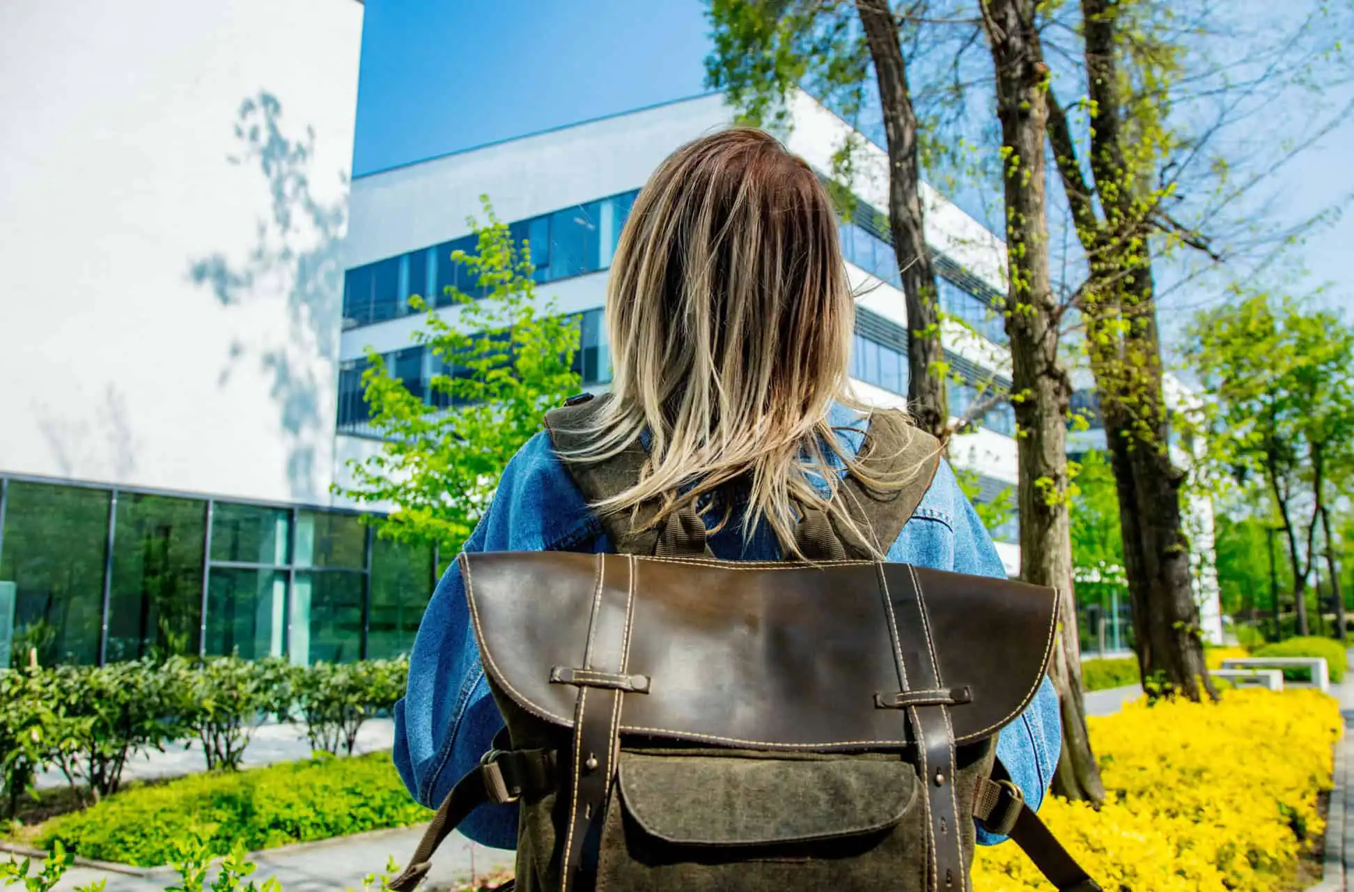 大学のキャンパス周辺を歩く学生