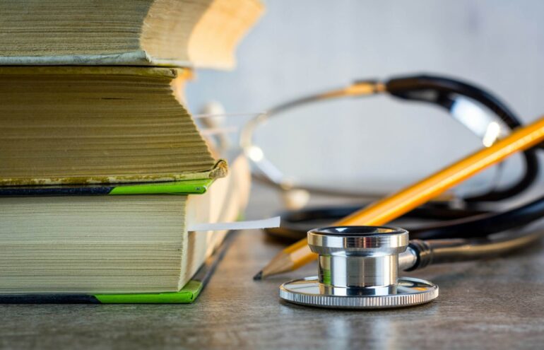 MEDTEC Schoolの入試は難しい?入試難易度と実質倍率を現役のイタリア医学生が徹底解説【2025年版】 4 bermix studio 00heEp9LFP0 unsplash 2