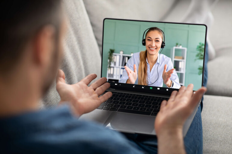 ヒューマニタス大学の医学部の難易度とは?合格率と実質倍率をイタリア医学生が徹底解説【2025年版】 6 man reclining on couch using laptop have online 2023 11 28 04 08 48 utc 2