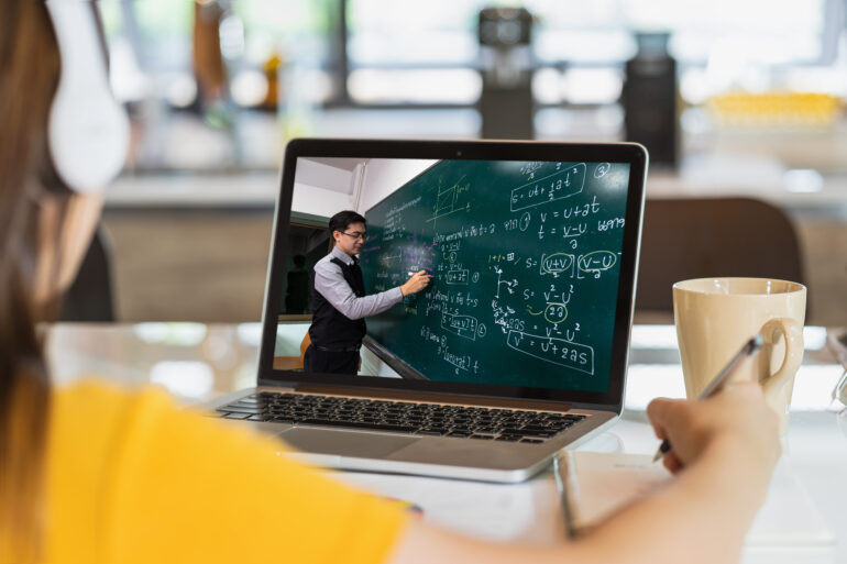 ヒューマニタス大学の医学部の難易度とは?合格率と実質倍率をイタリア医学生が徹底解説【2025年版】 7 rear view of asian student learning with teacher o 2024 10 18 08 58 13 utc