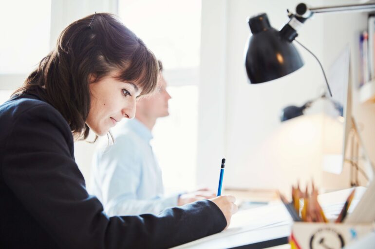 ユニカミラス大学の医学部の難易度は?実質倍率をもとにイタリア医学生が徹底解説【2025年版】 6 a woman working on a graphic on a drawing board 2023 11 27 05 13 37 utc