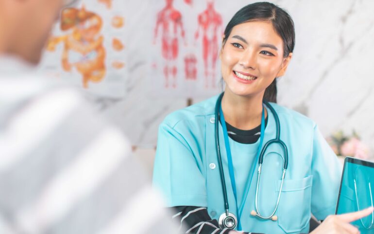 ヴィータ=サルーテ・サン・ラファエル大学の医学部の難易度は?実質倍率をもとにイタリア医学生が解説【2025年版】 10 doctor woman clinic check 2024 10 12 14 22 18 utc