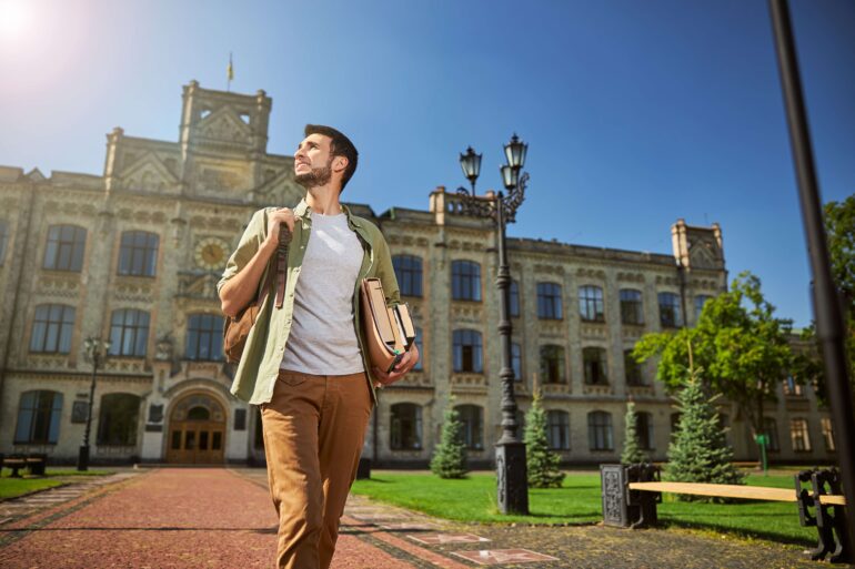 カトリック大学ボルツァーノ校の医学部の入試難易度と実質倍率は?オススメの入試対策もイタリア医学生が解説【2025年版】 6 male student looking up at the sky 2023 11 27 05 00 13 utc