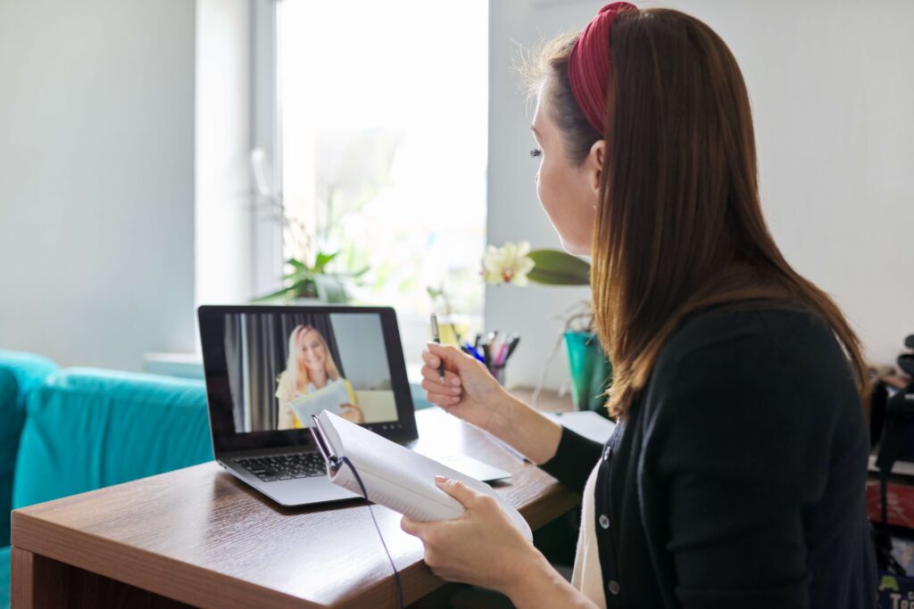 イタリア医学部・海外医学部留学するなら、mirunote 3 female teacher at home with laptop on virtual meet 2023 11 27 05 26 19 utc