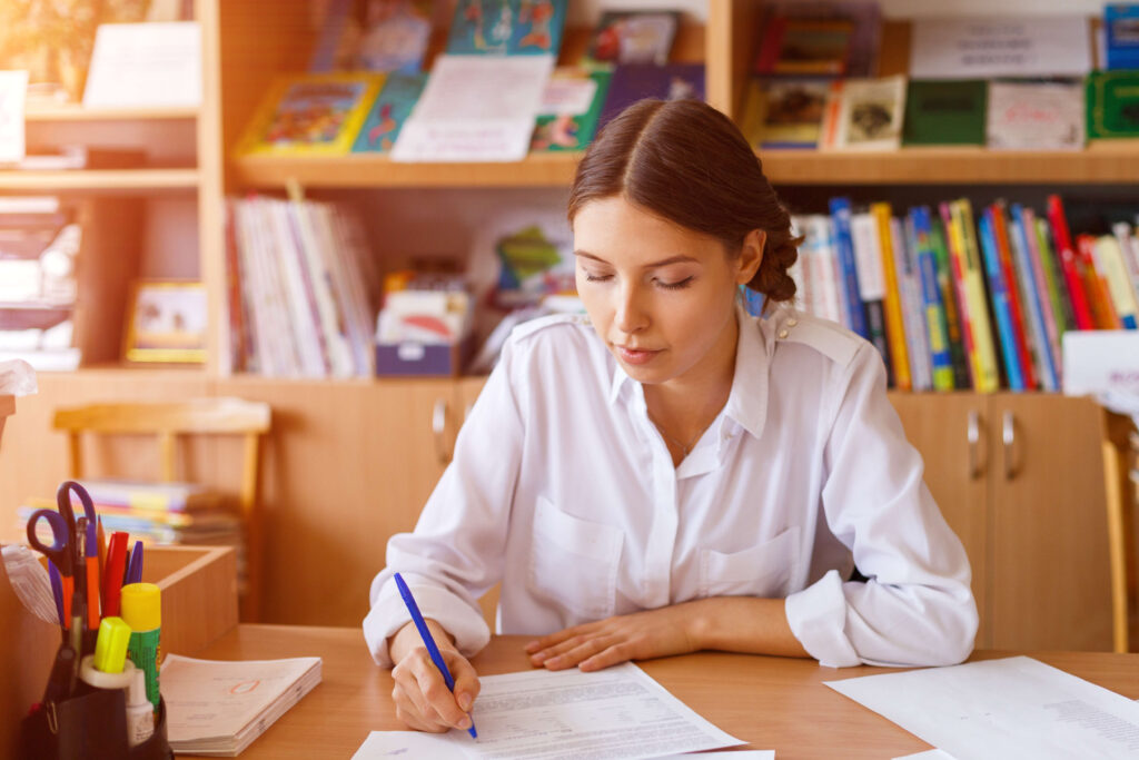 イタリア医学部・海外医学部留学するなら、mirunote 7 pensive young business woman planning work schedul 2024 11 27 11 04 25 utc