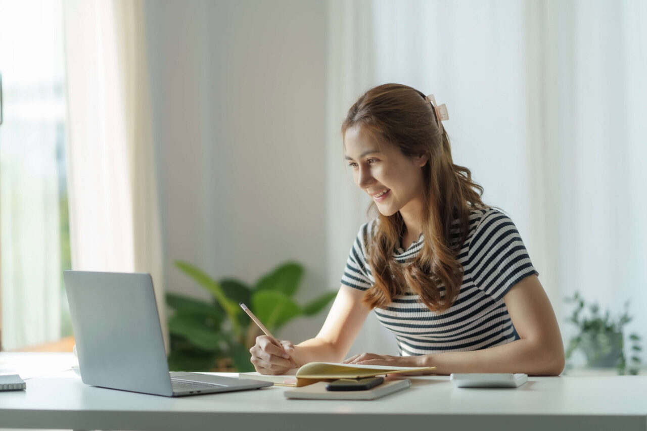 IMAT2位合格者のオンライン家庭教師|mirunote個別指導 4 asian female student studying online on laptop 2025 03 08 15 40 29 utc scaled 1 1