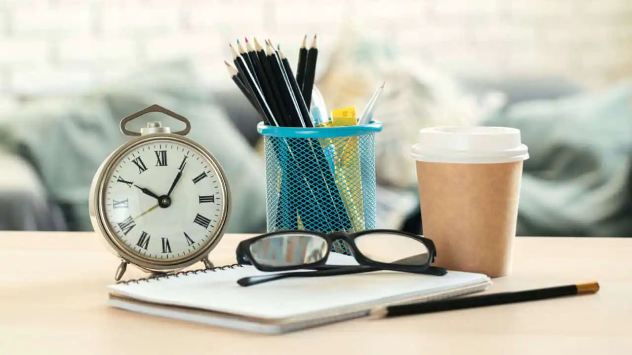 IMAT過去問(2011-2024)の過去問(入試問題・解答)を無料配布します【イタリア国立医学部入試】 4 classic vintage alarm clock and coffee cup on wood 2025 02 24 11 11 45 utc 1920x1080 1