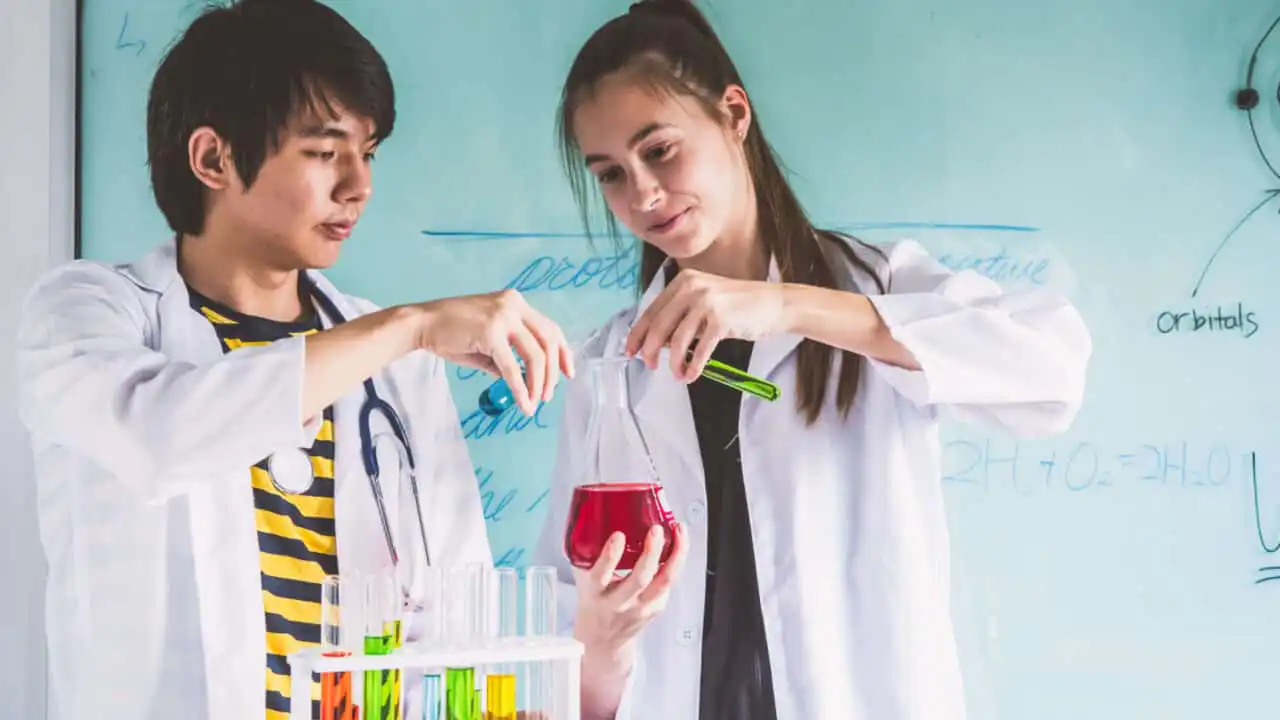 IMAT過去問(2011-2024)の過去問(入試問題・解答)を無料配布します【イタリア国立医学部入試】 6 couple of students working at chemistry class edu 2025 02 22 06 09 43 utc 1920x1080 1