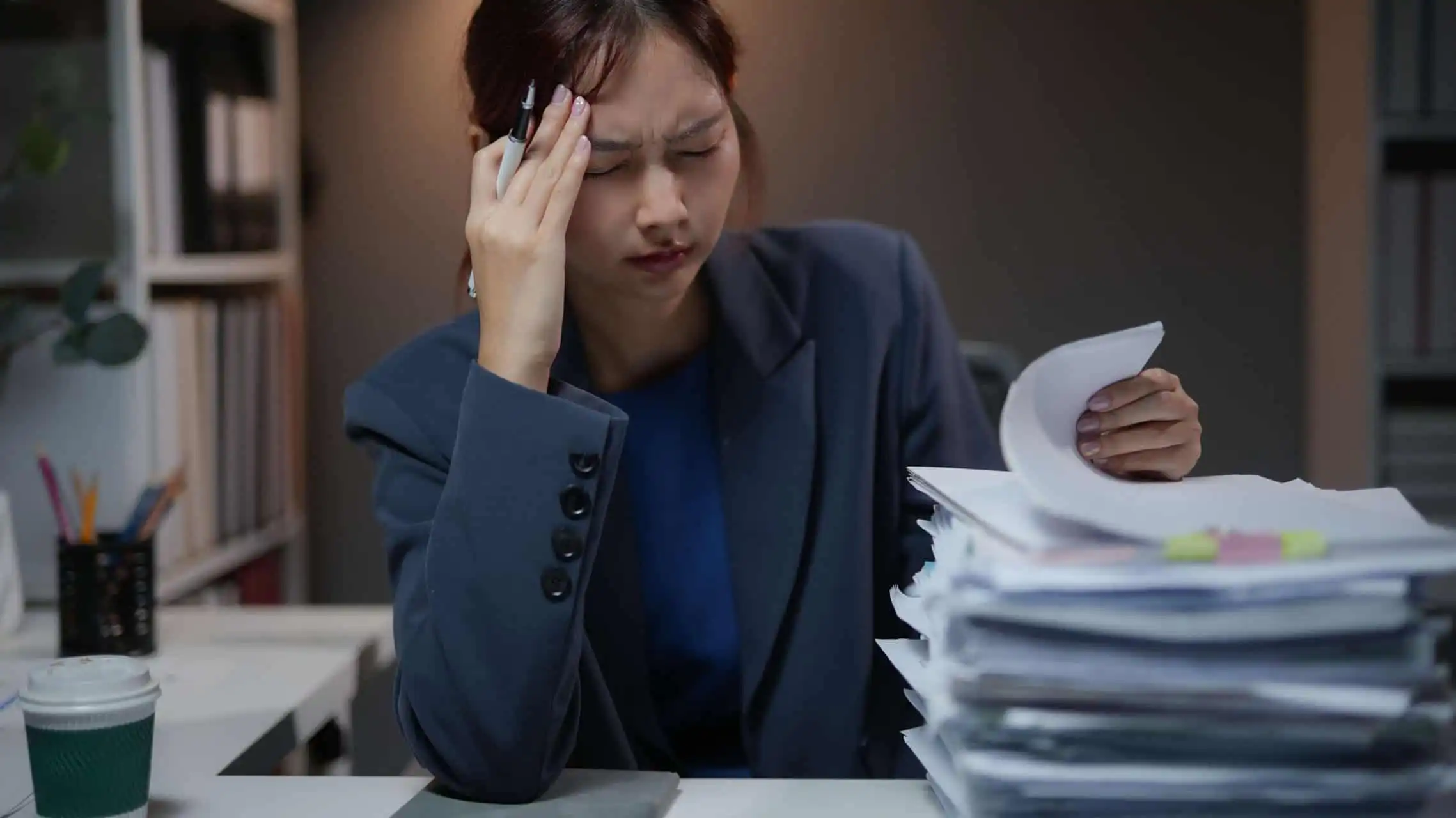 mirunoteの合格実績【イタリア医学部受験】 6 stressed businesswoman working late in office ove 2025 03 08 16 58 53 utc edited scaled 1