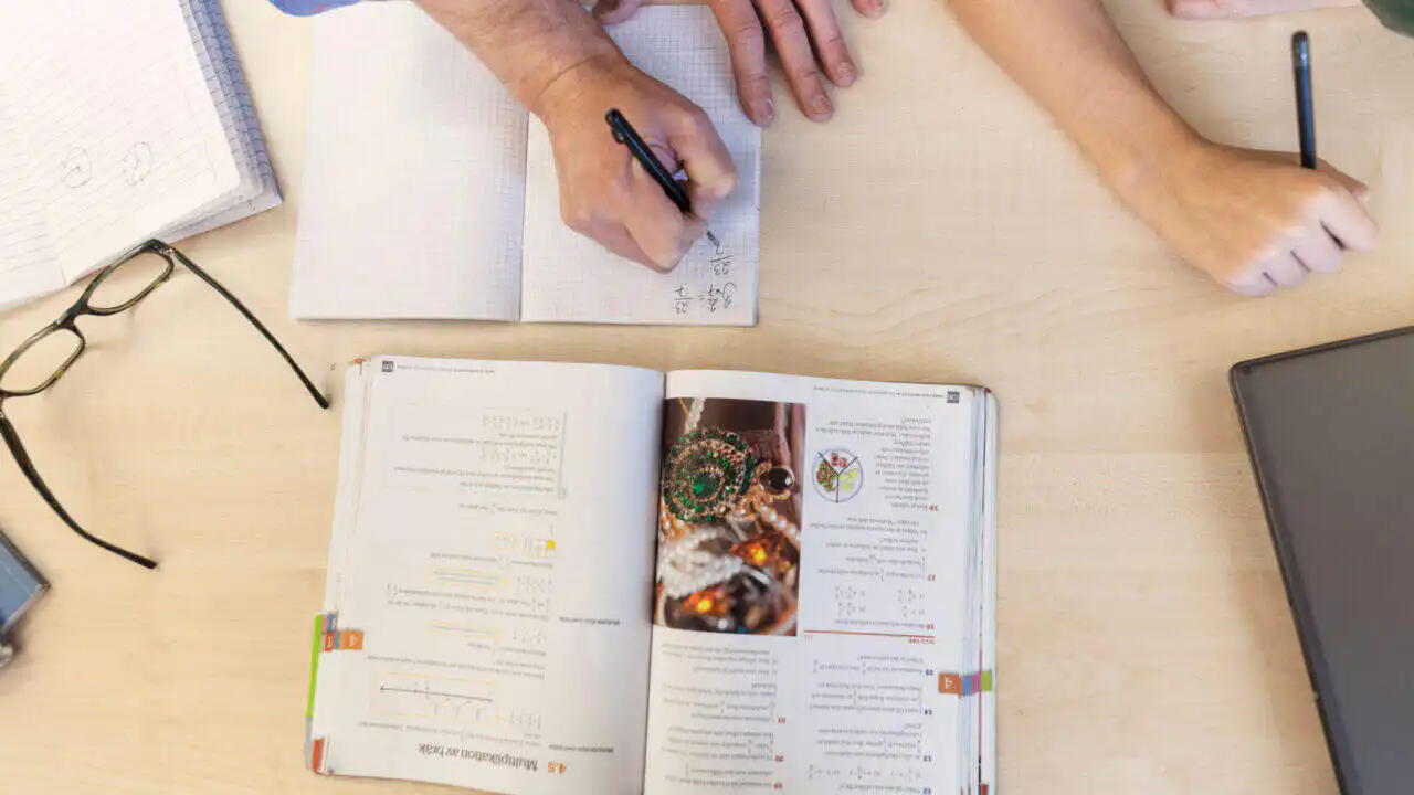 IMAT過去問(2011-2024)の過去問(入試問題・解答)を無料配布します【イタリア国立医学部入試】 3 teacher with schoolboy doing homework in classroom 2024 10 18 05 40 18 utc 1920x1080 1