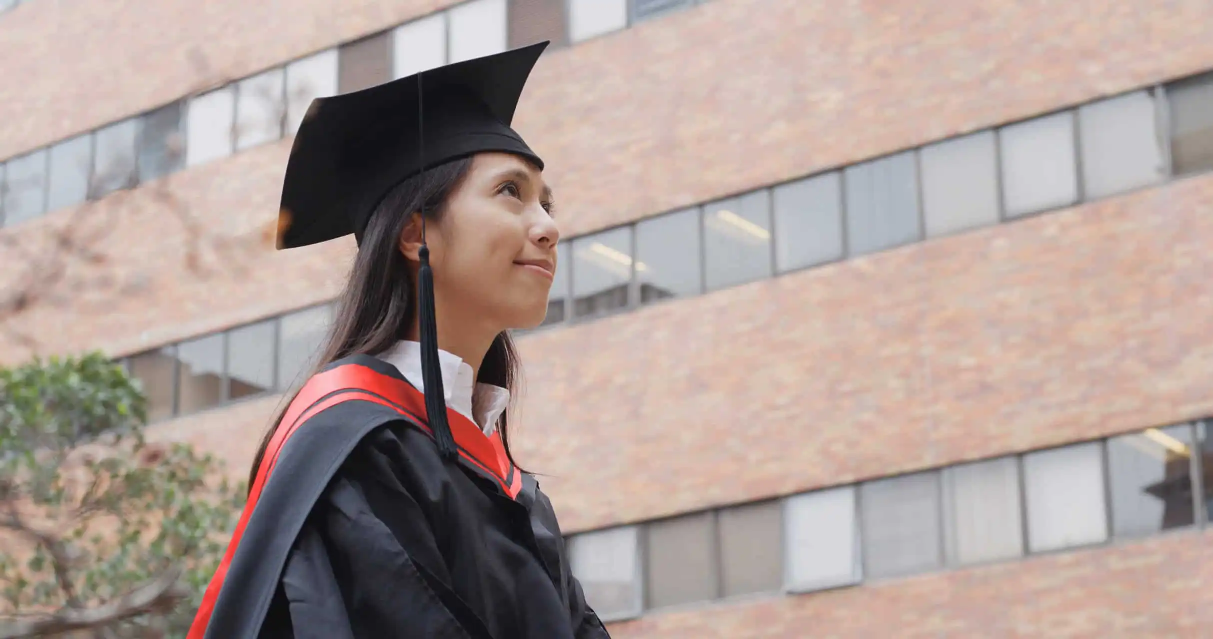 大学キャンパスに立つ学生